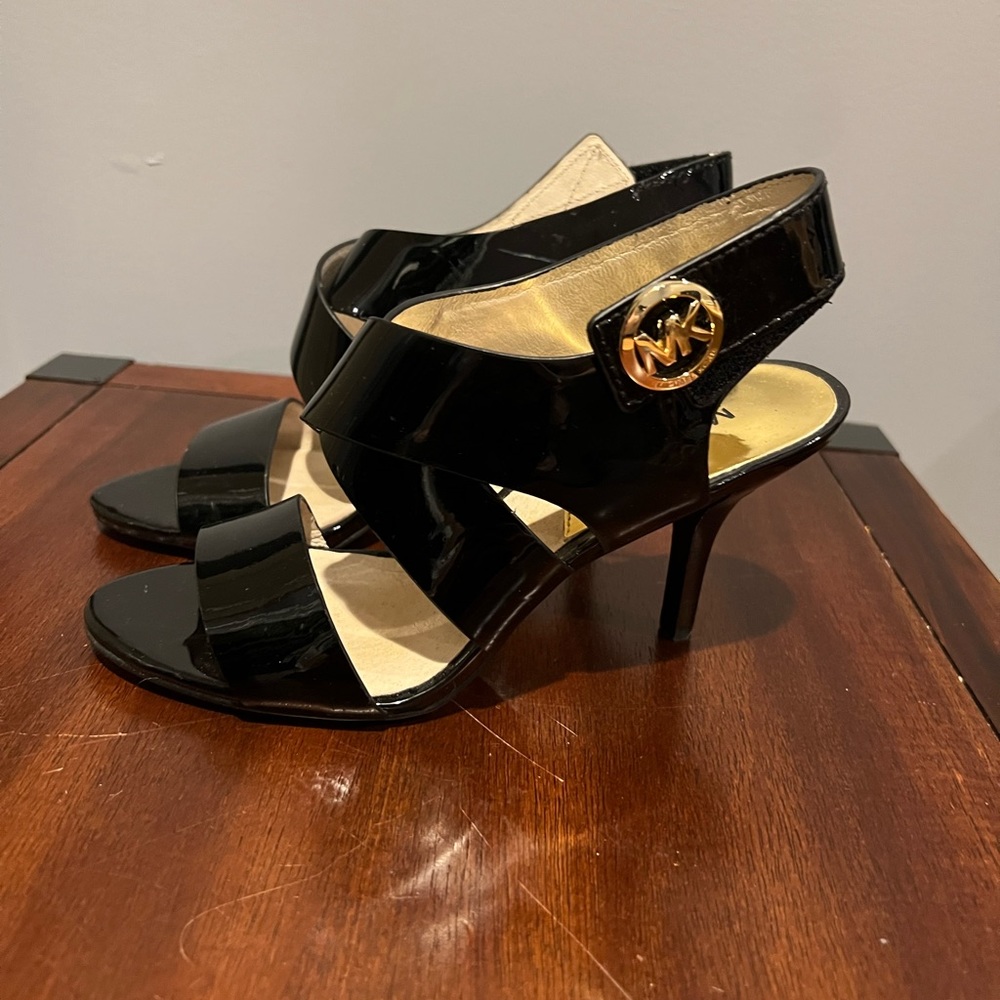 MICHAEL KORS BLACK PATENT LEATHER KITTEN HEELS WITH VELCRO STRAP